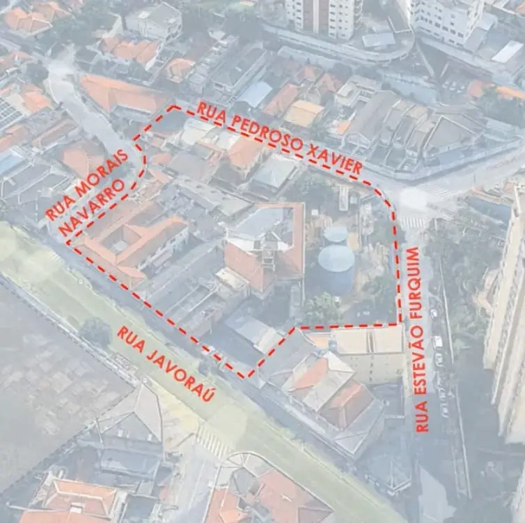 Mapa aéreo com a quadra do empreendimento delimitada pelas ruas Javoraú, Morais Navarro, Pedroso Xavier e Estevão Furquim